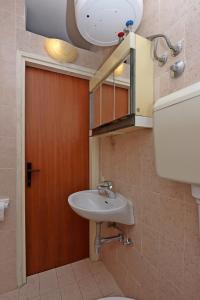 Apartments with parking space Lopar, Rab - 24617