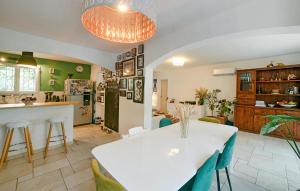 Gorgeous Home In Rochefort Du Gard