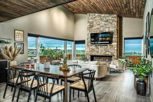 Luxury Log Home with a Hot Tub