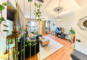 Seasons Raw Nest-Adults Only