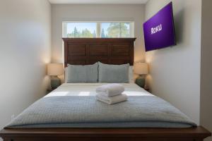 NEW Cozy 1BR Condo w Balcony & Purgatory Views