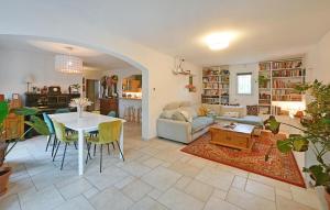 Gorgeous Home In Rochefort Du Gard