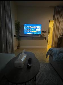 استديو بتصميم انيق ودخول ذاتي