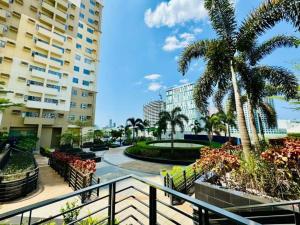 Manhattan Plaza - 1 Executive BR Condo in Araneta