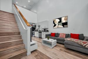 Chic Modern Loft in Hollywood 1 Bedroom with Balcony & Free Secure Parking