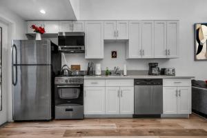 Chic Modern Loft in Hollywood 1 Bedroom with Balcony & Free Secure Parking