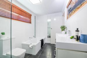 On Agnes Time - Large, 3-Bedroom, Coastal Home in Central Agnes Water, Short Walk to Stunning Main Beach