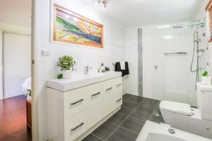 On Agnes Time - Large, 3-Bedroom, Coastal Home in Central Agnes Water, Short Walk to Stunning Main Beach