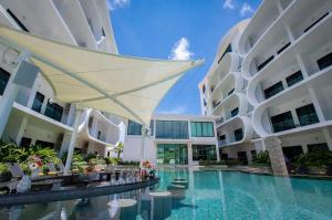 Apartment with pool access