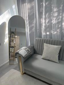 Newly Refurbished - Stylish - Modern - And Cosy Flat - King Size Bed with Built In Speakers - Bedside Lamp - And USB Ports - Sofa Bed - In Islington North London