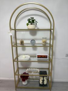 Newly Refurbished - Stylish - Modern - And Cosy Flat - King Size Bed with Built In Speakers - Bedside Lamp - And USB Ports - Sofa Bed - In Islington North London