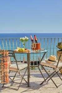 Villa del Mar - "Luxurious en-suite bedroom with lounge and stunning sea view balcony in Bantry Bay"