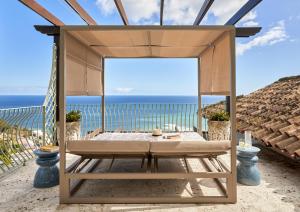 Villa del Mar - "Luxurious en-suite bedroom with lounge and stunning sea view balcony in Bantry Bay"