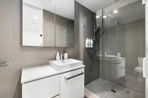 Stylish 2BR Retreat Walk to shop & Local Hotspots