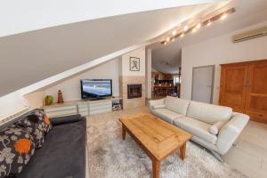 Mansard Apartment Antonovicha 4