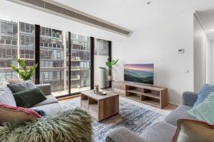 Luxe 2-Bed Apartment with River Views Near Casino