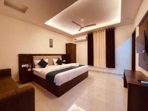Hotel The Divine Ganga - Top Rated !! Most Awarded !! Budget Friendly !! Couple Friendly !! Parking !! Lift