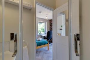 Pass the Keys Charming and Central Garden Studio Flat Free Parking