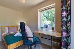 Pass the Keys Charming and Central Garden Studio Flat Free Parking