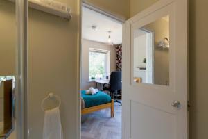 Pass the Keys Charming and Central Garden Studio Flat Free Parking