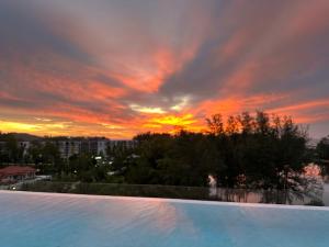 Laguna Skypark, 2 bedrooms & large terrace with golf view