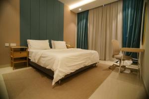 Liaqat Airport Residence Al Mouj