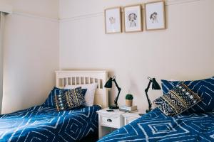 KelBarsie - House - 1 Queen and 2 Singles