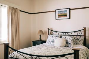 KelBarsie - House - 1 Queen and 2 Singles