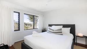 Great Views, Easy Walk To Beach and Bay In Bush Setting