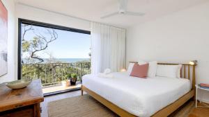 Great Views, Easy Walk To Beach and Bay In Bush Setting