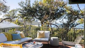 Great Views, Easy Walk To Beach and Bay In Bush Setting