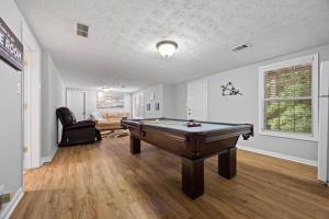 Elegant 5BR Gym+Pool Table Alpharetta