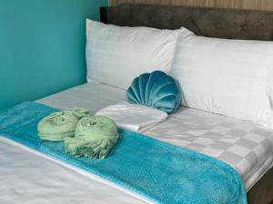 Room 1989 Cozy 1BR Shore 2 near MOA, IKEA & NAIA Airport by Prime Stay