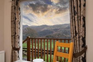 Ty Pren - Cosy Lodge with Panoramic Windows & Mountain Views