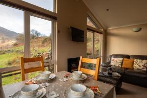 Ty Pren - Cosy Lodge with Panoramic Windows & Mountain Views