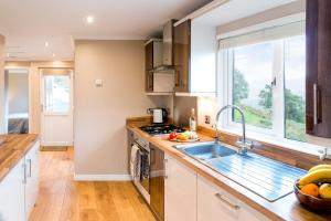 Ty Pren - Cosy Lodge with Panoramic Windows & Mountain Views