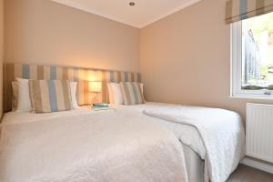 Ty Pren - Cosy Lodge with Panoramic Windows & Mountain Views