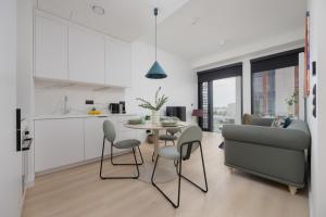 Towarowa Towers LUX Apartments with Free Private Parking by Renters Prestige