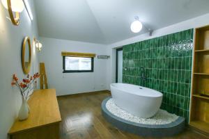 Mango Riverside Hotel & Apartment - Hai Phong