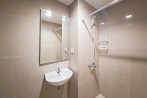 Nice and Elegant Studio at Paramount Skyline Apartment By Travelio