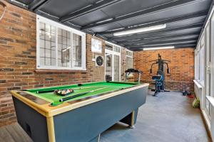 Charming 6-Bedroom House with Fireplace & Optional Hot Tub