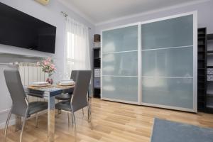 Bright Air-Conditioned Studio Close to PGE Narodowy by Noclegi Renters