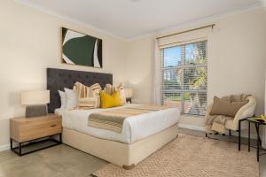 Elegant Apartment with Pool and Balcony Views