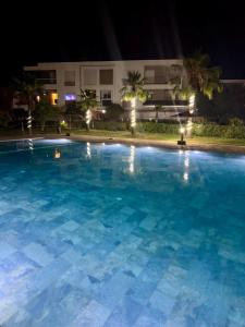 Appartement vue sur piscine et jardin