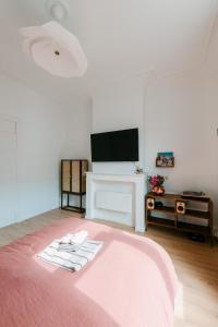 Slow Moments in Brussels