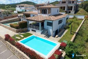 Villa con piscina by budoniaffiti img10