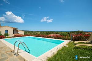 Villa con piscina by budoniaffiti img1