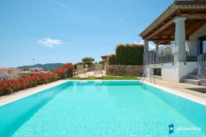 Villa con piscina by budoniaffiti img50