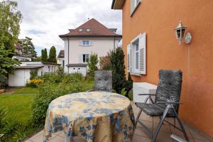 Rotes Haus über den Weinbergen