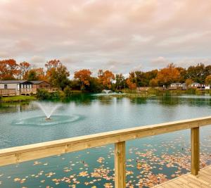 Autumn Lakefront Retreat - Free Fishing